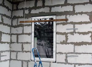 Установка окна в доме из газобетона