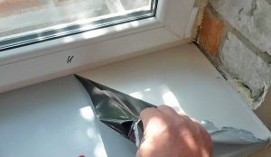 Установка подоконника под пластиковое окно